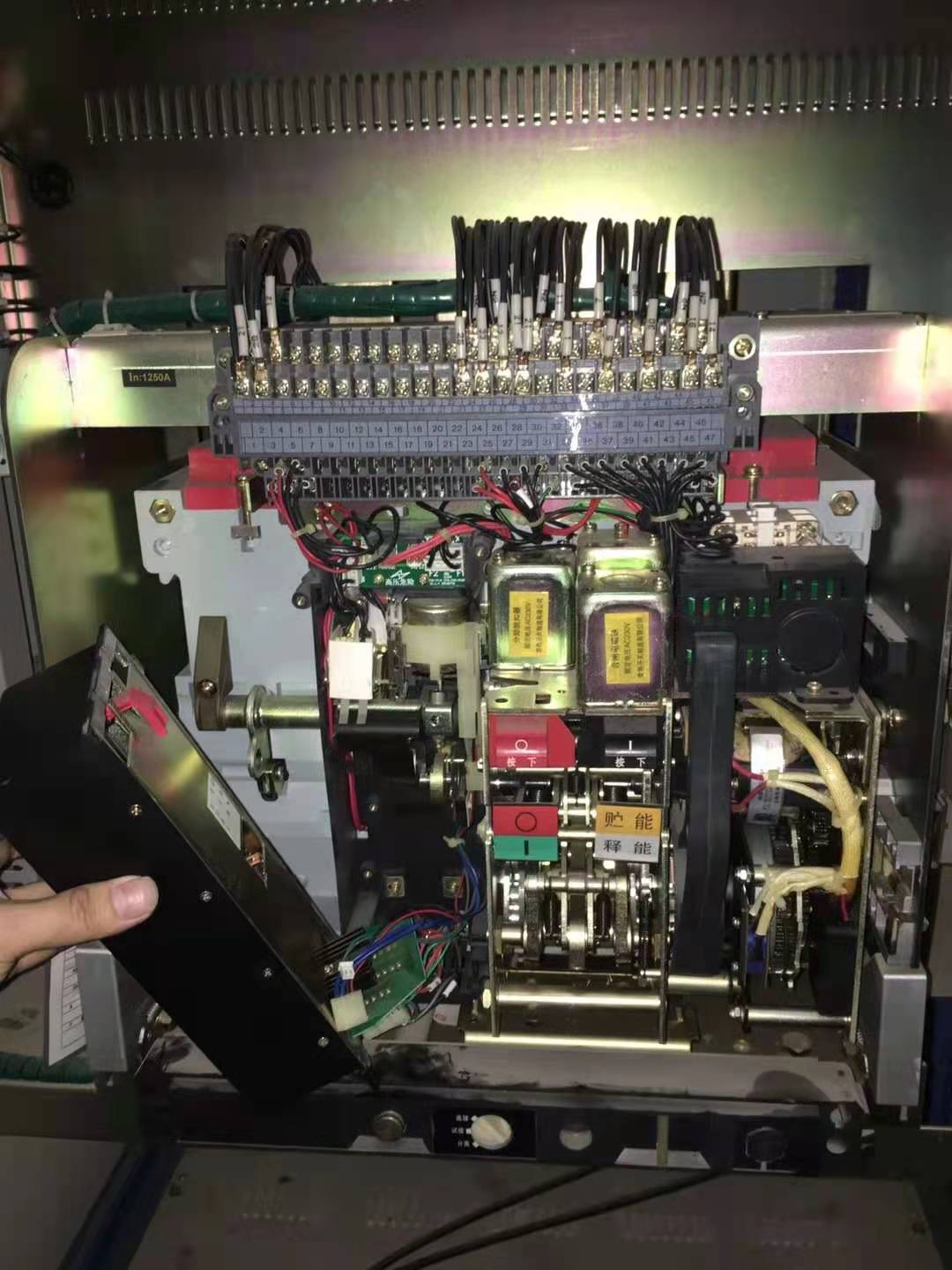 万能式断路器跳闸维修