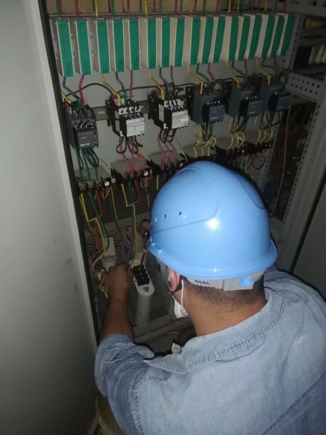 无功补偿柜维修中 无功补偿柜维修中