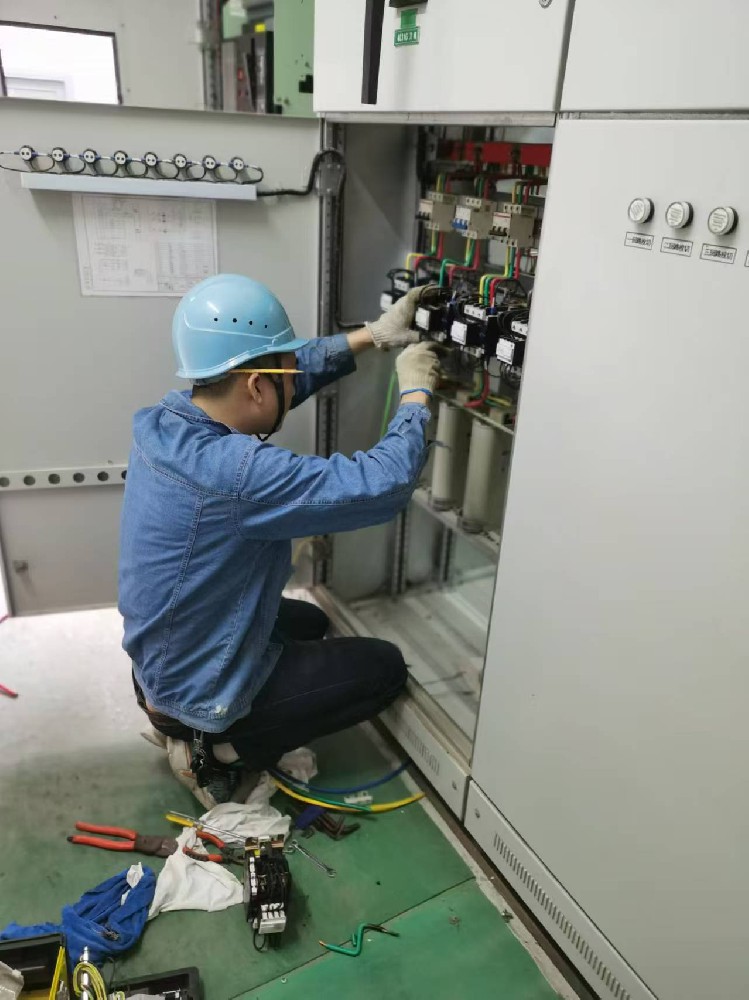 近日我司工厂客户配电柜维修